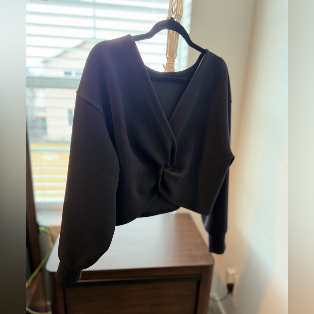 Lululemon Twist Back-to-Front Pullover - Picture 5 of 9